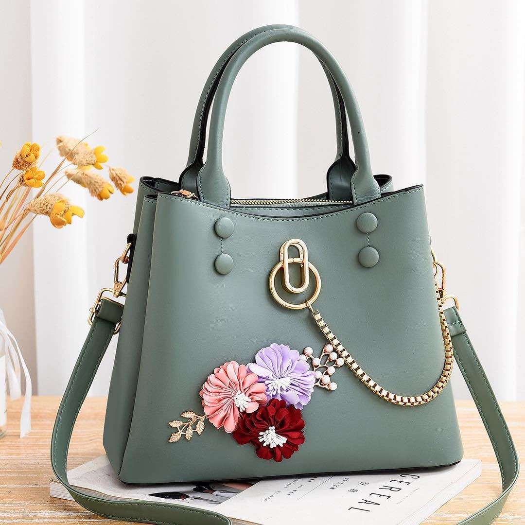 Large capacity flower chain single shoulder crossbody bag with a stylish and stylish water bucket shape for women