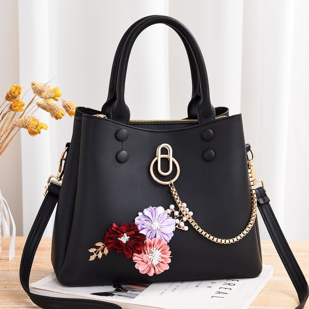 Large capacity flower chain single shoulder crossbody bag with a stylish and stylish water bucket shape for women