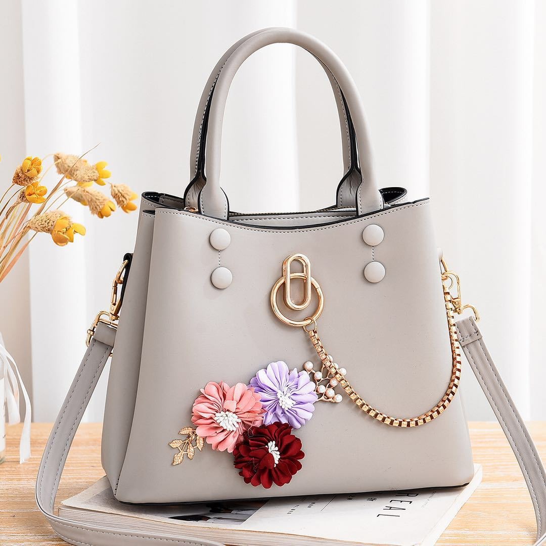 Large capacity flower chain single shoulder crossbody bag with a stylish and stylish water bucket shape for women